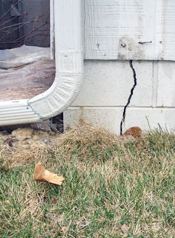 foundation wall cracks due to street creep in Grand-barachois